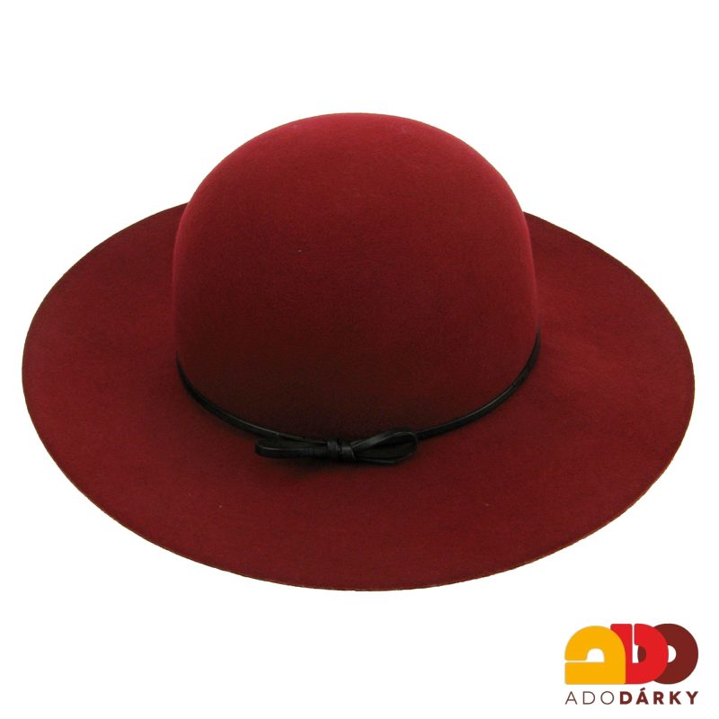 Červený tmavší plstěný klobouk s koženým řemínkem