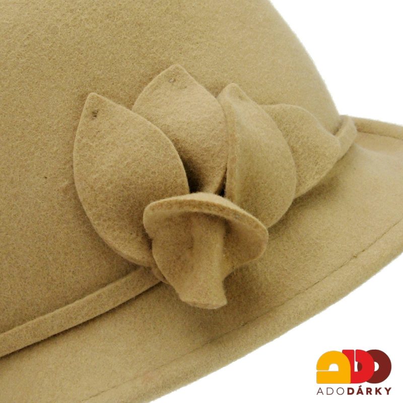Béžový plstěný klobouk s kytičkou