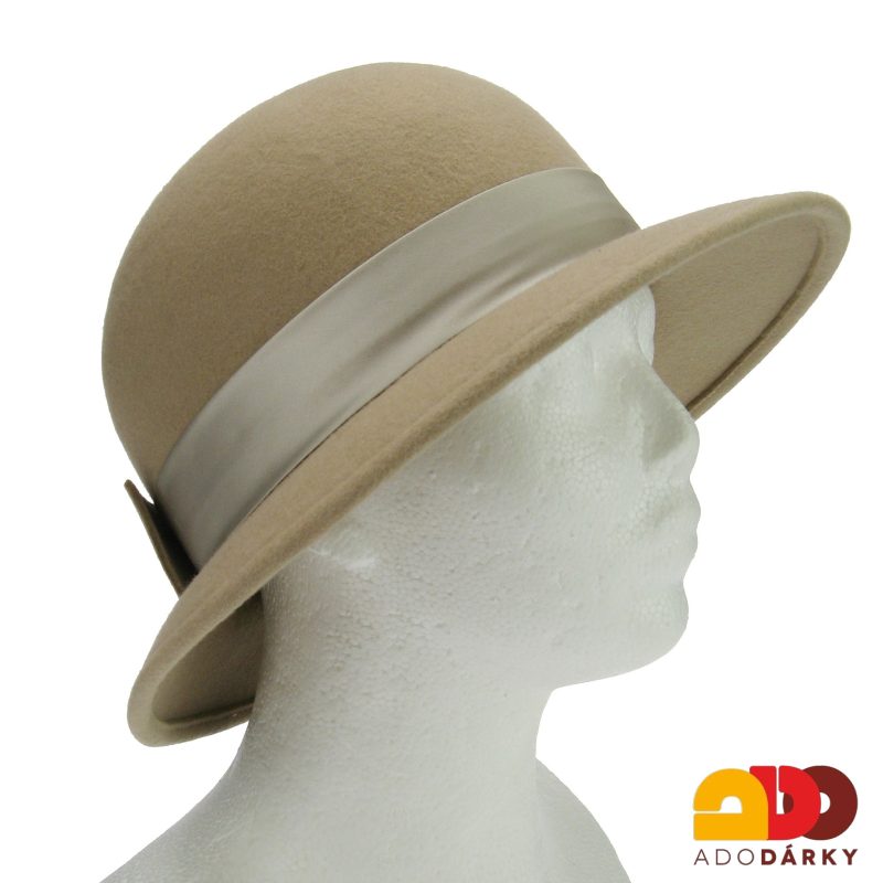 Béžový plstěný klobouk se stuhou a mašlí
