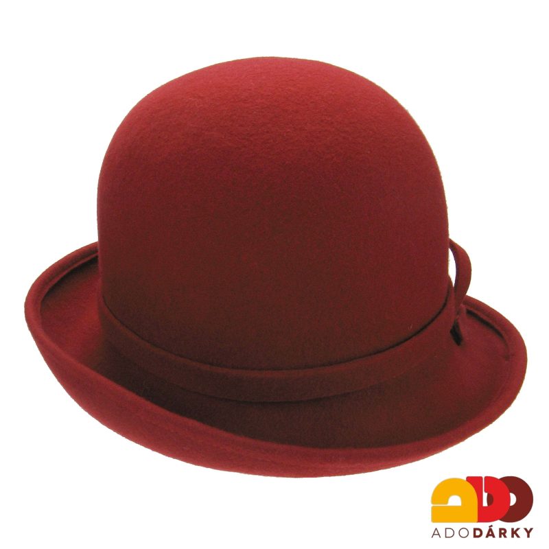 červený plstěný klobouk s velkou mašlí