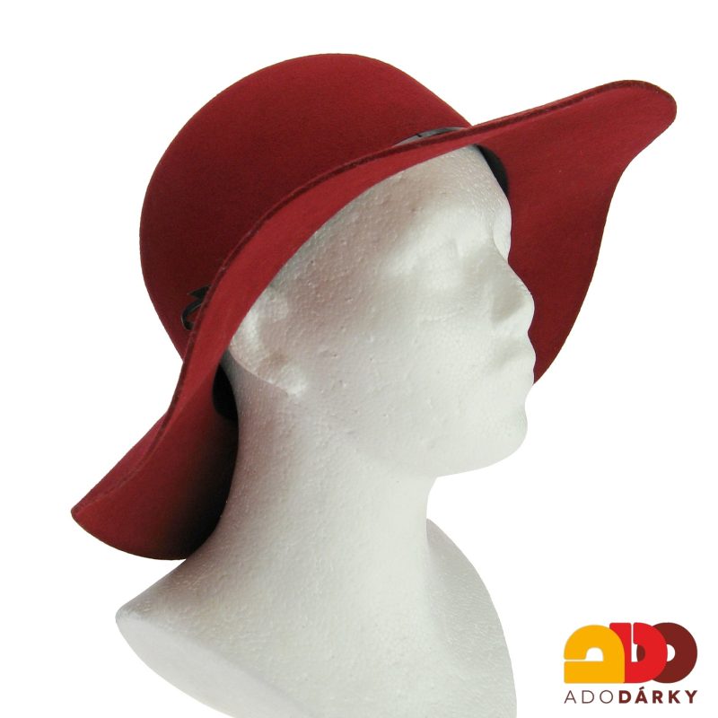 Červený tmavší plstěný klobouk s koženým řemínkem