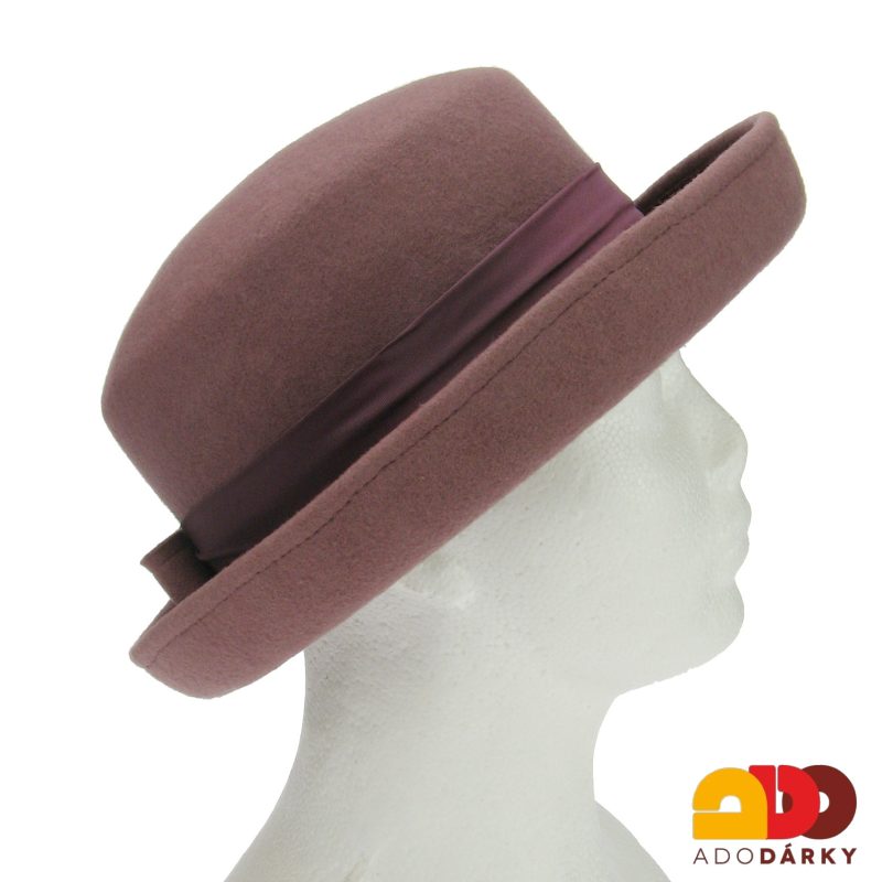Starorůžový plstěný klobouk s rovnou střechou a mašlí