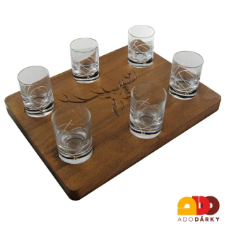 Sada odlivek se dvěma kamínky na dřevěném tácku s jelenem