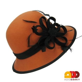 Oranžový plstěný klobouk s peřím