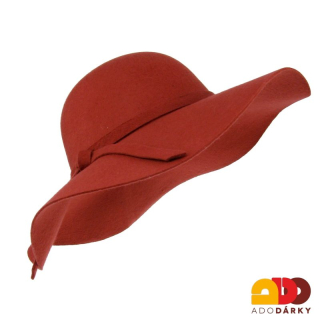 Červený plstěný klobouk