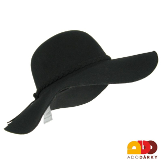 Černý klobouk s koženým páskem
