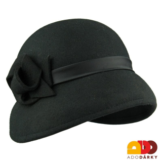 Černý plstěný klobouk se stuhou a ozdobnou mašlí