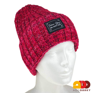 Dámská zimní čepice do špičky s nášivkou růžovočervená
