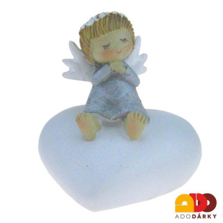 Anděl na velkém srdci se sepnutýma rukama pod hlavou 8 cm